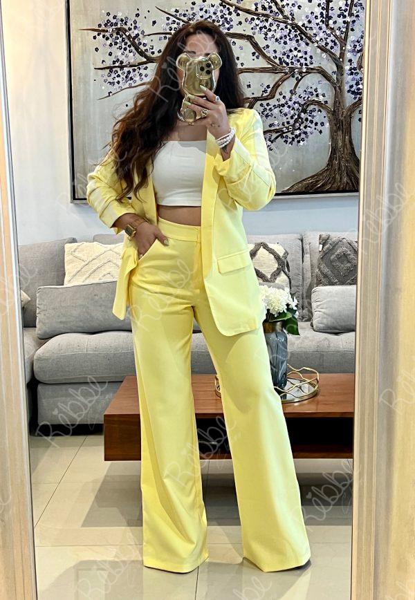 Traje amarillo